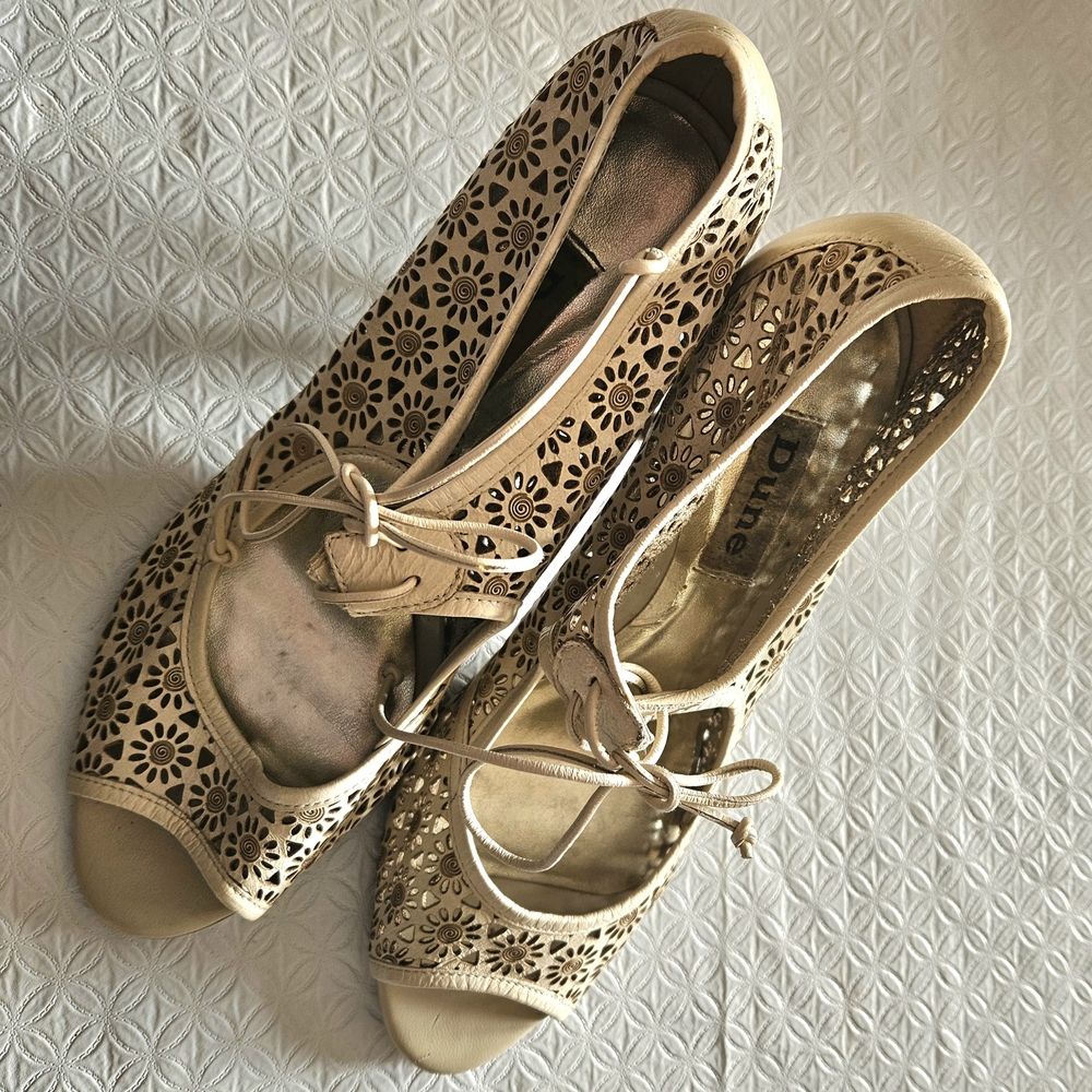 Floral Cut-out Leather Peep Toe Shoes